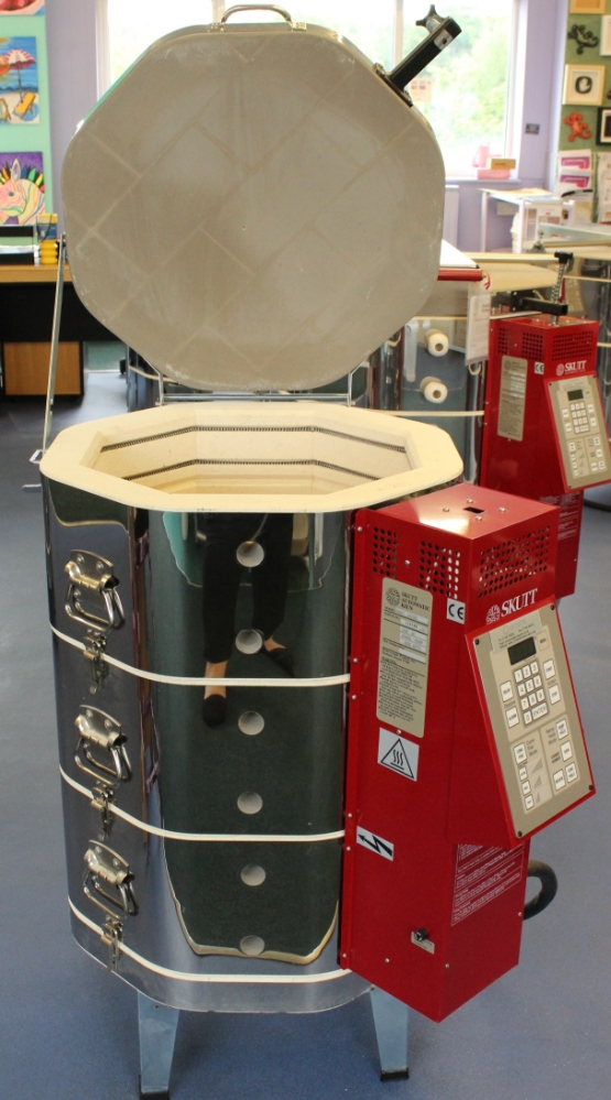KM827 Electric Ceramic Kiln & KilnMaster Controller Cromartie